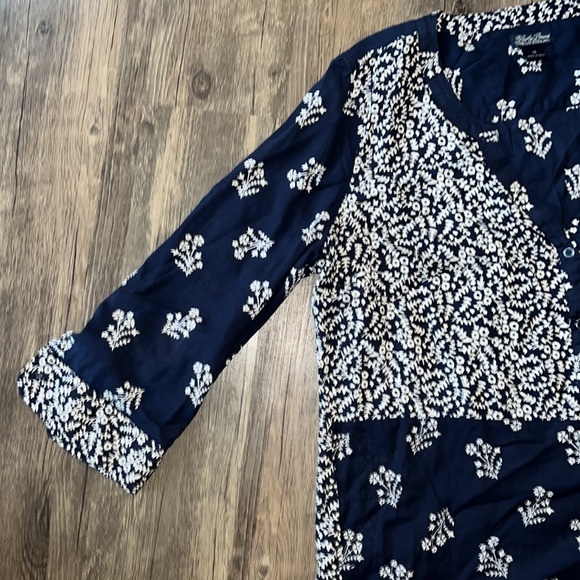 Casual light weight blouse - Picture 2 of 5